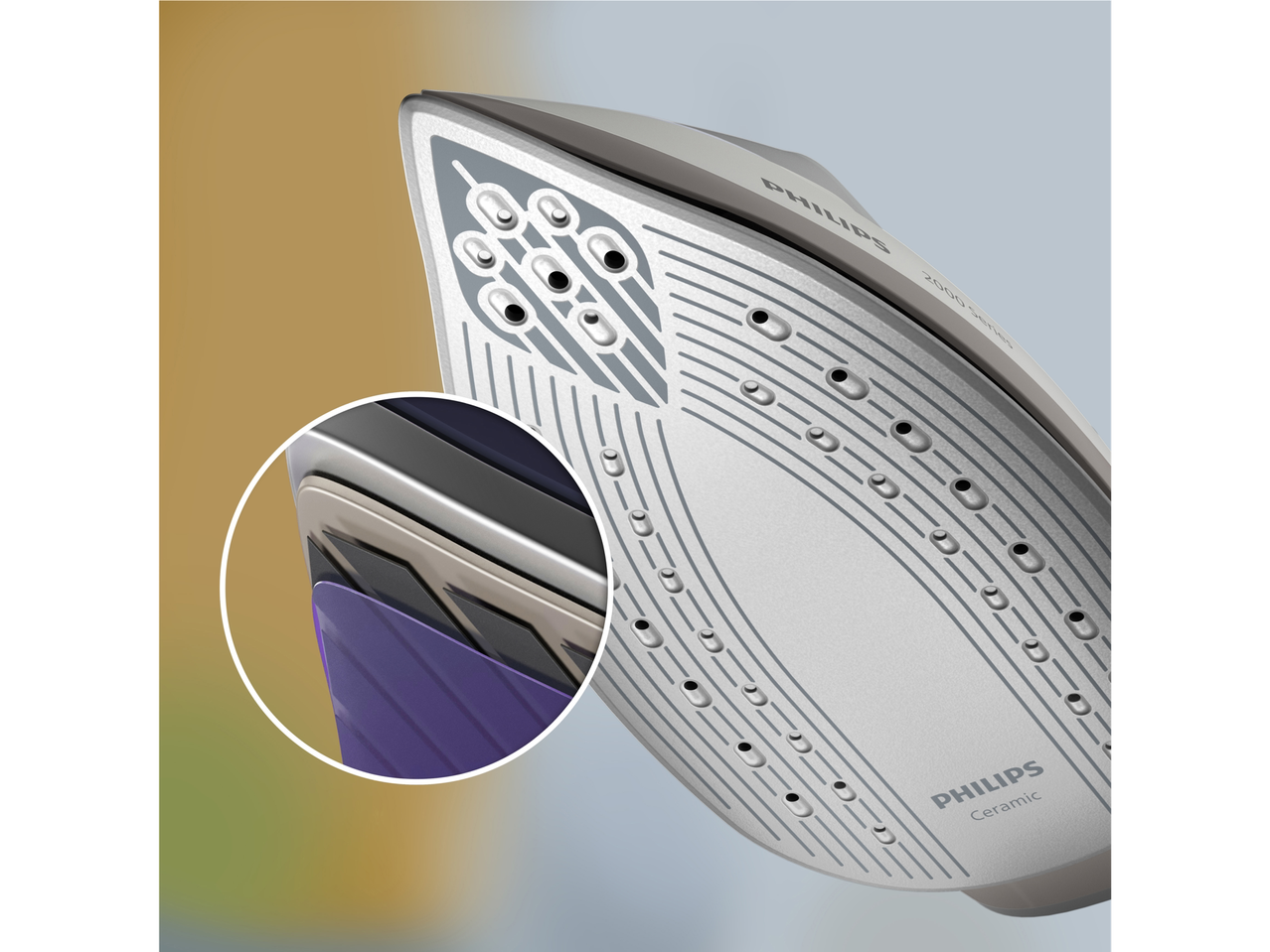 Philips parno glačalo, krupni plan keramičke ploče za glačanje s otvorima za paru.