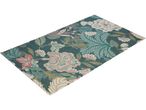 Tappeto rettangolare con motivo floreale, tonalità verde acqua e rosa.
