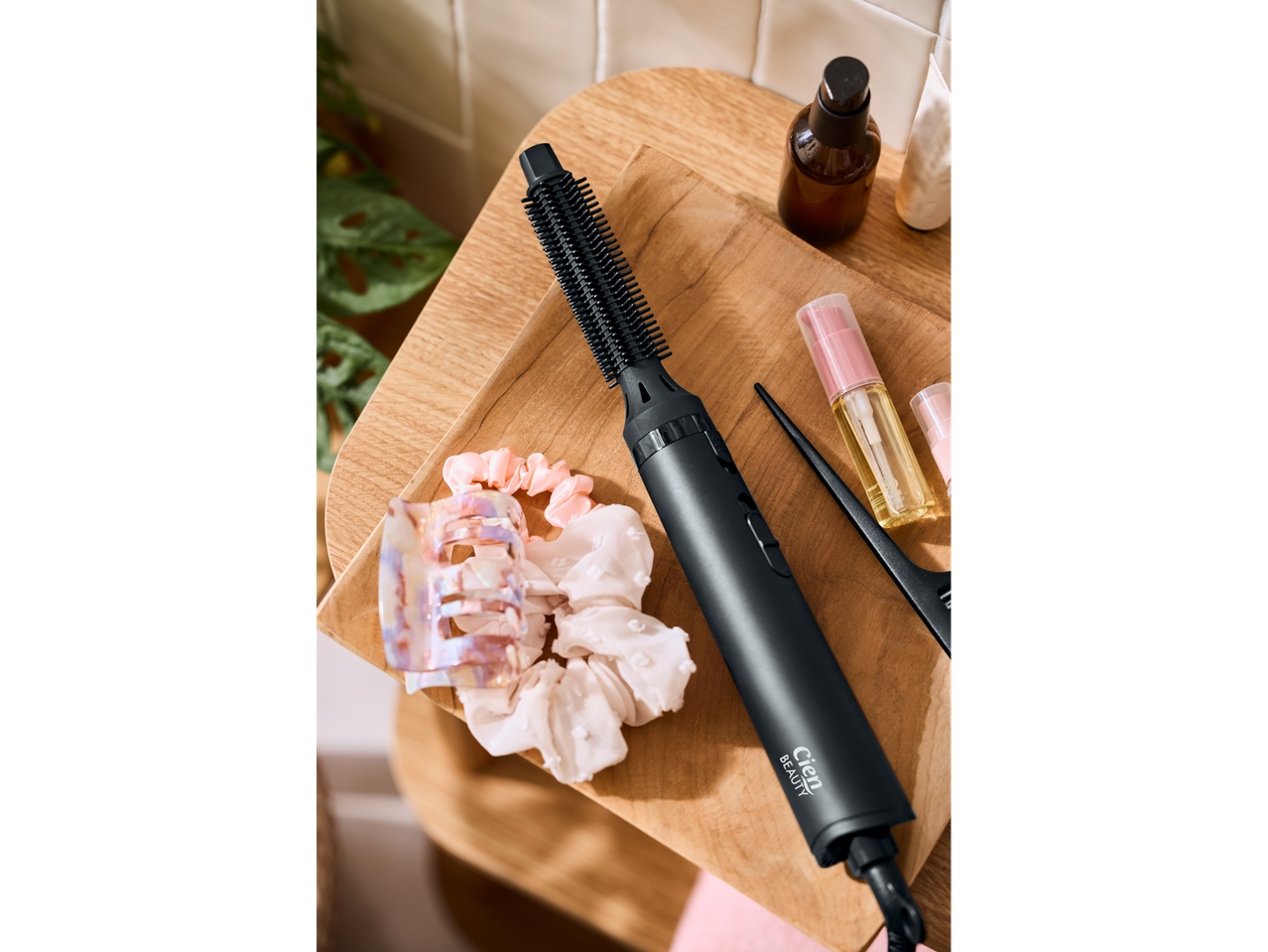 Escova Secadora de Cabelo Cien BEAUTY com acessórios de cabelo e produtos de beleza numa bandeja de madeira.