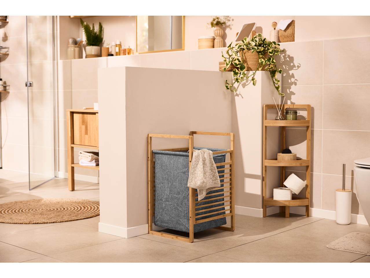 Coș de rufe LIVARNO și raft de bambus într-o baie