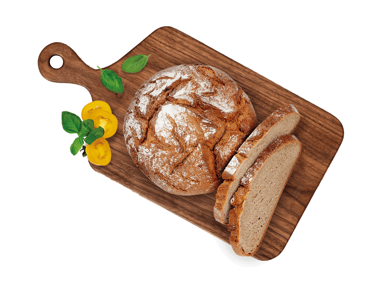 Ein runder Laib dunkles Brot mit zwei Scheiben auf einem Holzbrett, neben Tomaten- und Basilikumblättern.