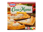 Pizza met vier kazen, met een gesneden stuk en ingrediënten op de achtergrond.