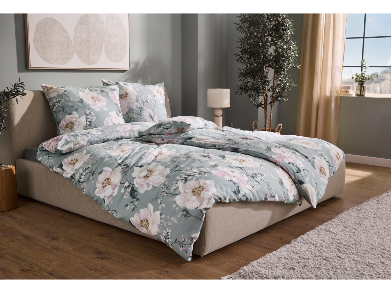 Livarno Renforcé-Bettwäsche mit Blumenmuster in einem modernen Schlafzimmer.