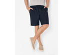 Bărbat purtând un tricou gri și pantaloni scurți bermude bleumarin ESMARA MEN cu pantofi bej.