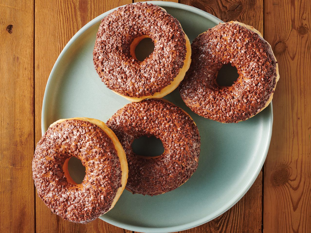 Шоколадови понички с шоколадови пръски в чиния.