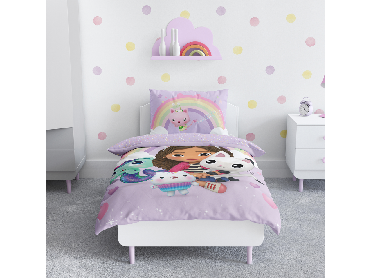 Dečija posteljina sa dva lica sa likovima iz crtaća i motivima duge u dečijoj sobi.