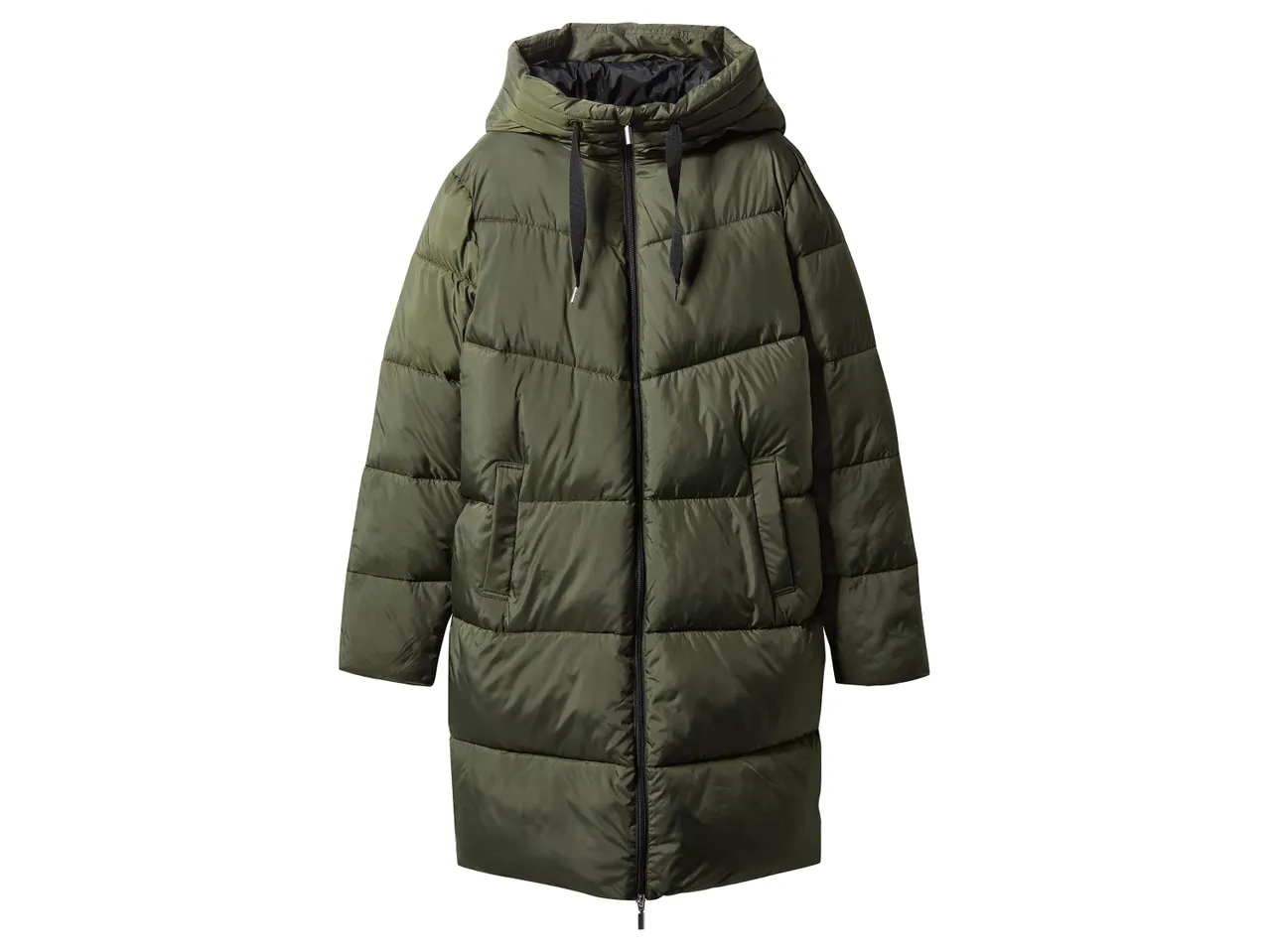 Hosszú, sötétzöld, steppelt télikabát kapucnival és fekete cipzárral.