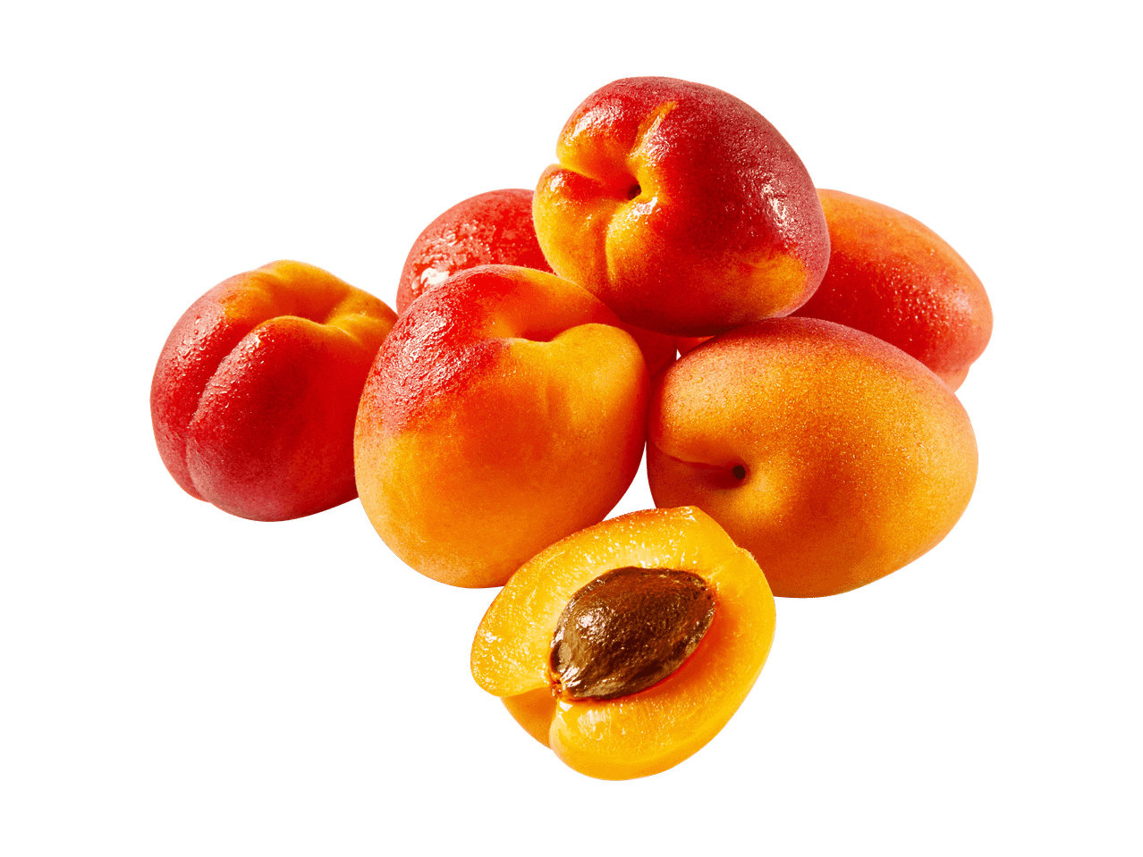 Un tas d'abricots frais, un coupé en deux révélant le noyau, sur fond noir.
