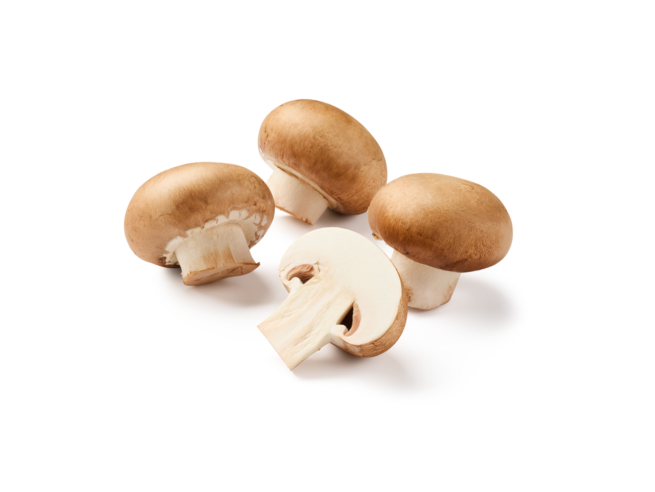 Кафяви печурки, цели и разполовени, на бял фон.