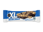 Müslibar med peanuts og mørk chokolade i blå og hvid indpakning.