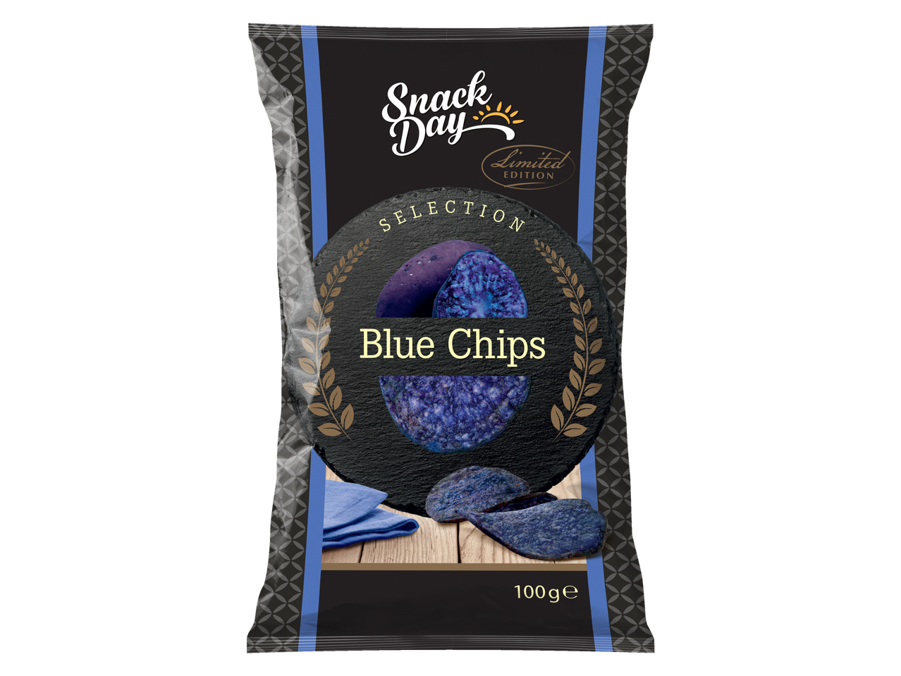 Snack Day Limited Edition Blue Chips iepakojums ar ziliem kartupeļu čipsiem uz melnas plāksnes.