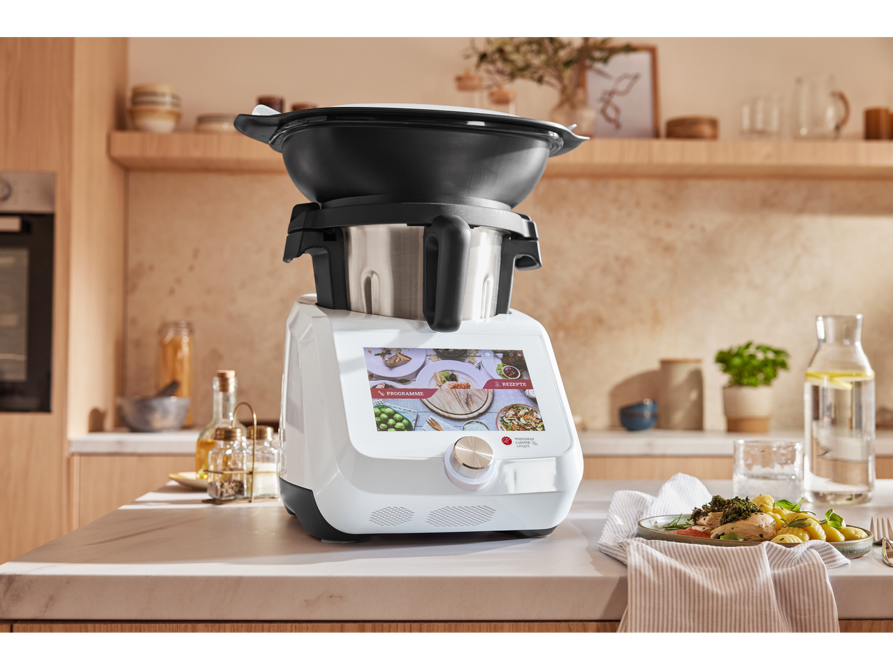 Monsieur Cuisine smart multikuhalo u modernoj kuhinji.