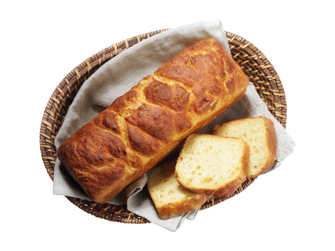 Hlebec kruha in rezine v pleteni košari z laneno krpo.