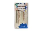 En Select & Go sandwich med tun og æg i emballage, der viser indholdet.