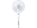 Ventilador de pé branco com grade de metal.