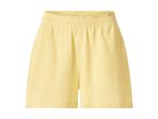 Gule shorts med elastik i taljen og en let krøllet tekstur.