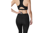 Mulher em leggings de corrida pretas com um telefone no bolso traseiro.