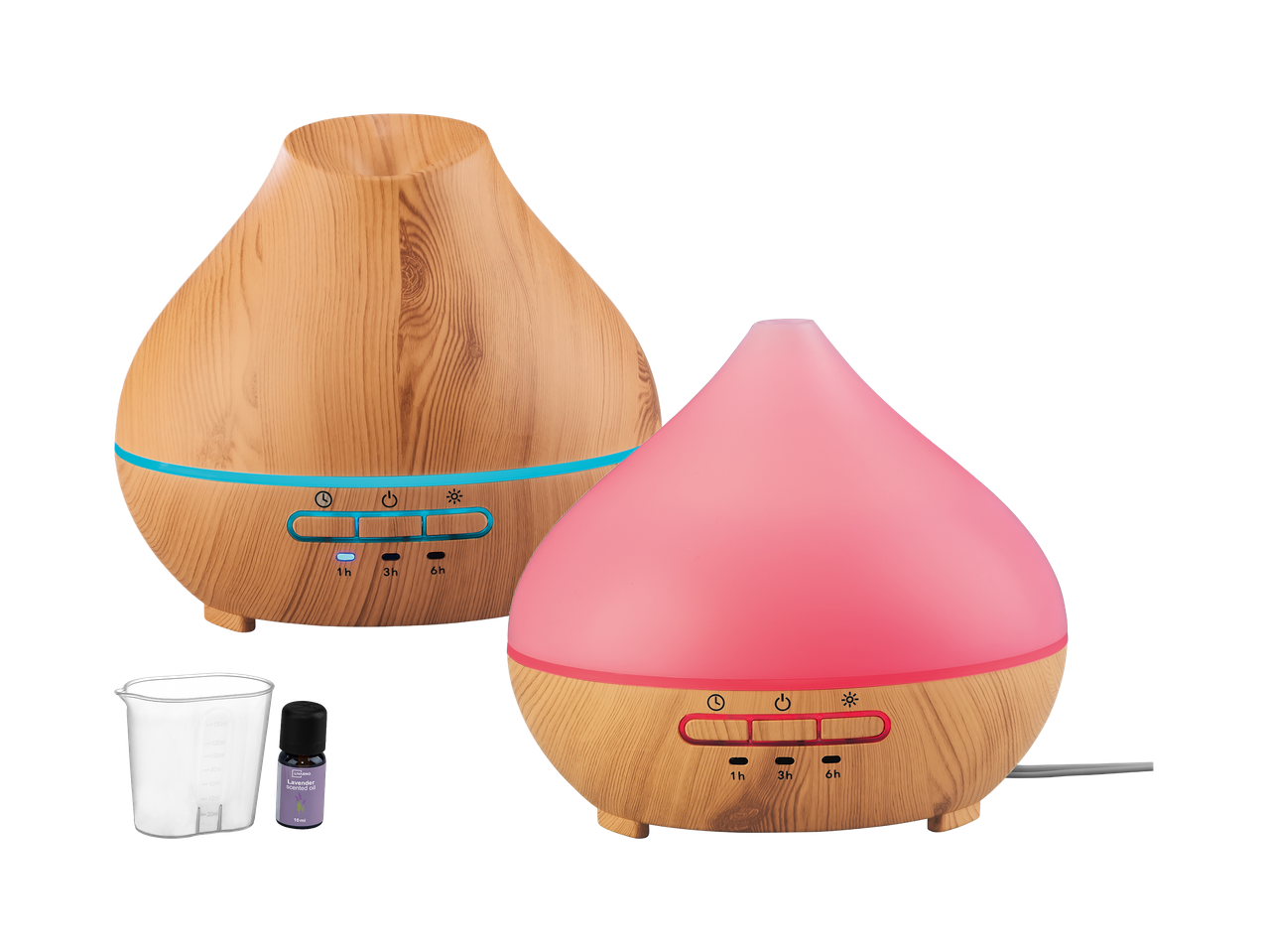 Dva drvena difuzora za eterična ulja, jedan s plavim, drugi s ružičastim svjetlom, s bočicom ulja lavande i mjernom čašicom.