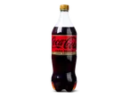 Een fles cola zero sugar zero cafeïne op een zwarte achtergrond.