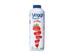 En hvid yoghurtflaske med jordbærsmag, dekoreret med skiver af jordbær og grønne blade.
