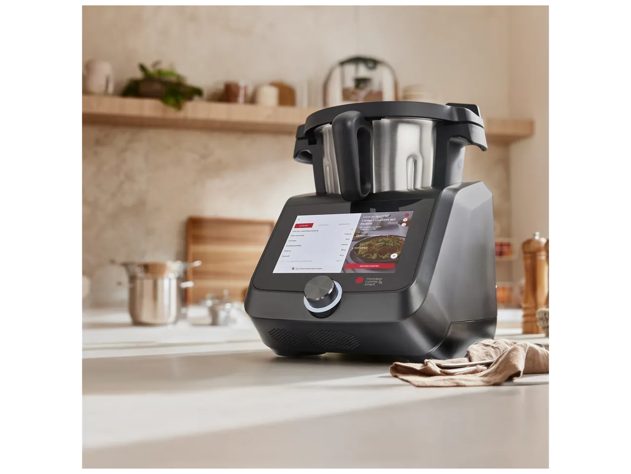 Robot de cuisine intelligent affichant une recette de bolognaise de lentilles avec des pâtes.