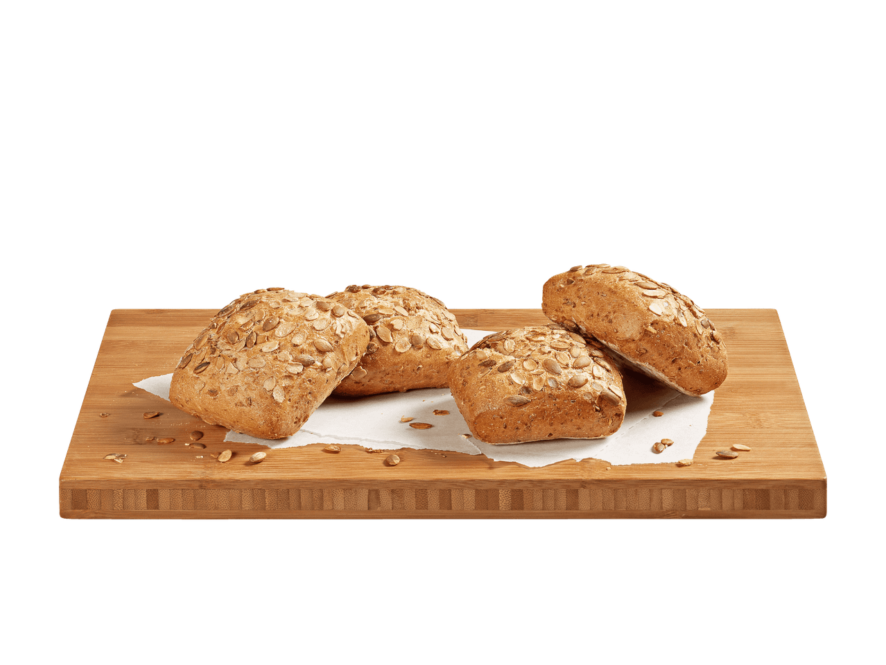Vier Kürbiskernbrötchen auf einem Holzbrett mit Backpapier.