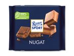 Mørkeblå chokoladeindpakning med nougatstykker og et mærke for 100 % bæredygtig kakao.
