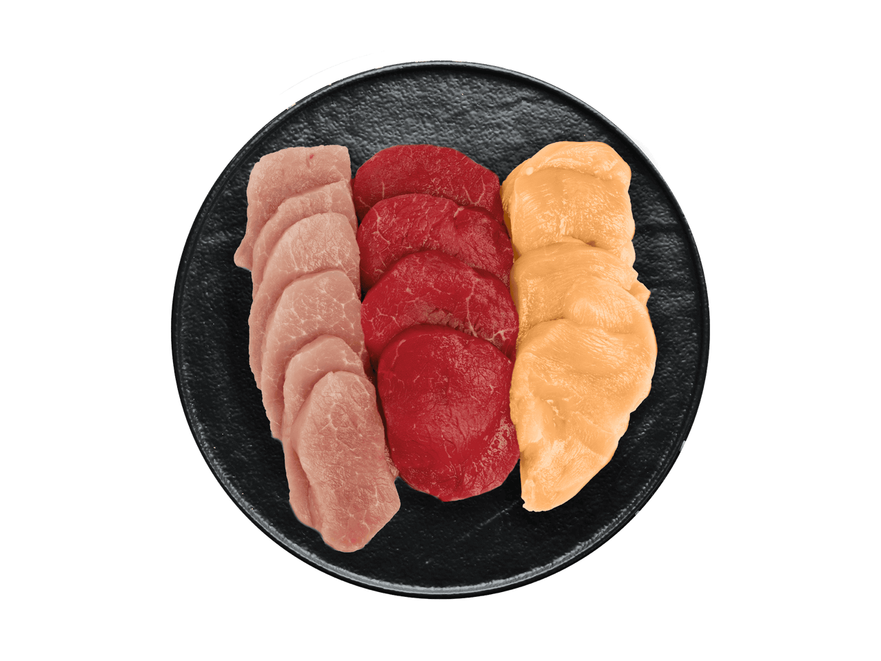 Eine schwarze Platte mit drei Reihen rohem Fleisch: Schweinefleisch, Rindfleisch und Hähnchen.