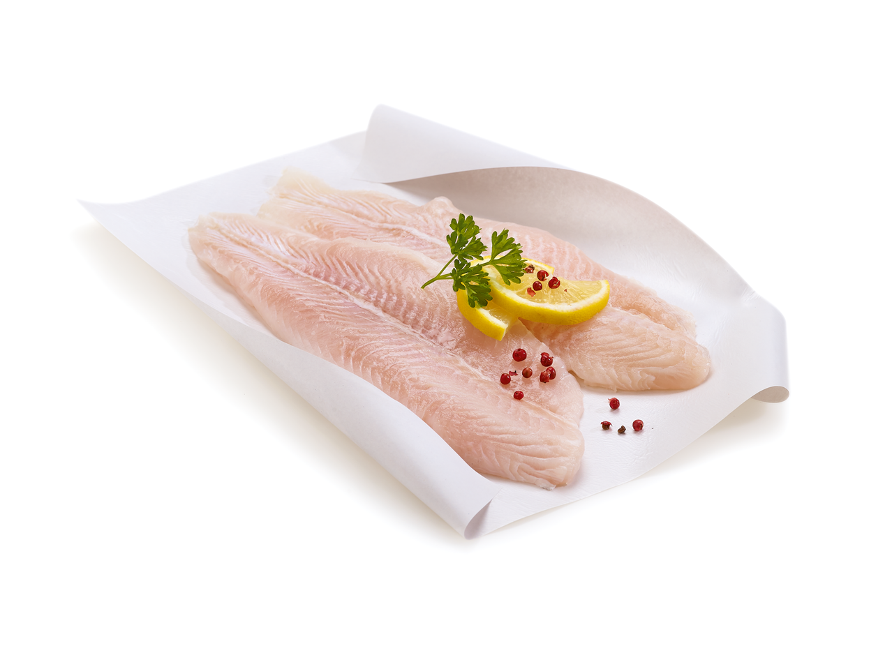Filets de pangasius crus avec citron, persil et poivre rose sur papier blanc.