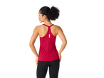 Femeie cu un top sportiv roșu și leggings negri.