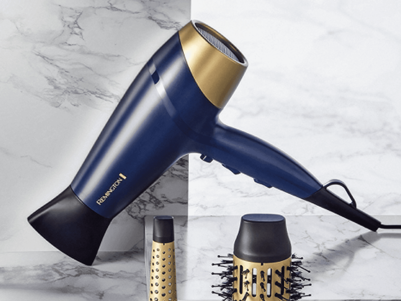 Remington Haartrockner mit goldenen Akzenten und passendem Styling-Zubehör auf Marmoruntergrund.