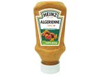Bouteille de sauce Heinz Algérienne avec des brochettes de viande et de légumes.