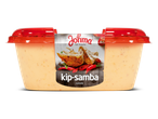 Kip-samba salade in een plastic bakje met een rode deksel.