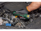 Avvitatore ricaricabile a cricco Parkside X12V usata per riparare un'auto.