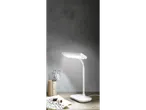 LIVARNO home LED stona lampa na drvenom stolu sa priborom za šivenje.