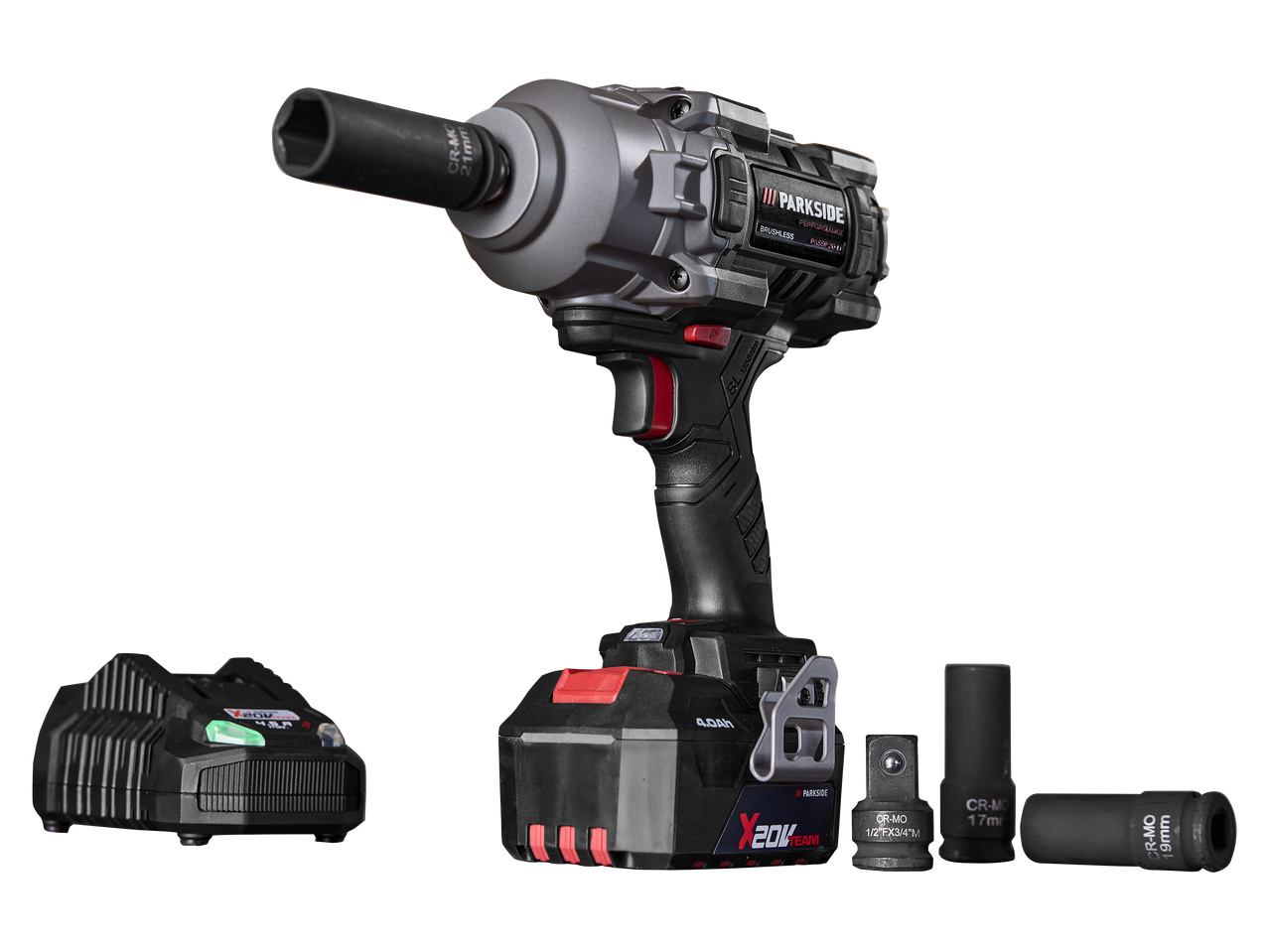 Akkus ütvecsavarozó töltővel és különböző méretű dugókulcsokkal, fekete háttér előtt.