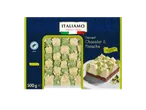 Dessert chocolat et pistache de style italien, avec un motif à carreaux verts et blancs, et une étiquette Rainforest Alliance.