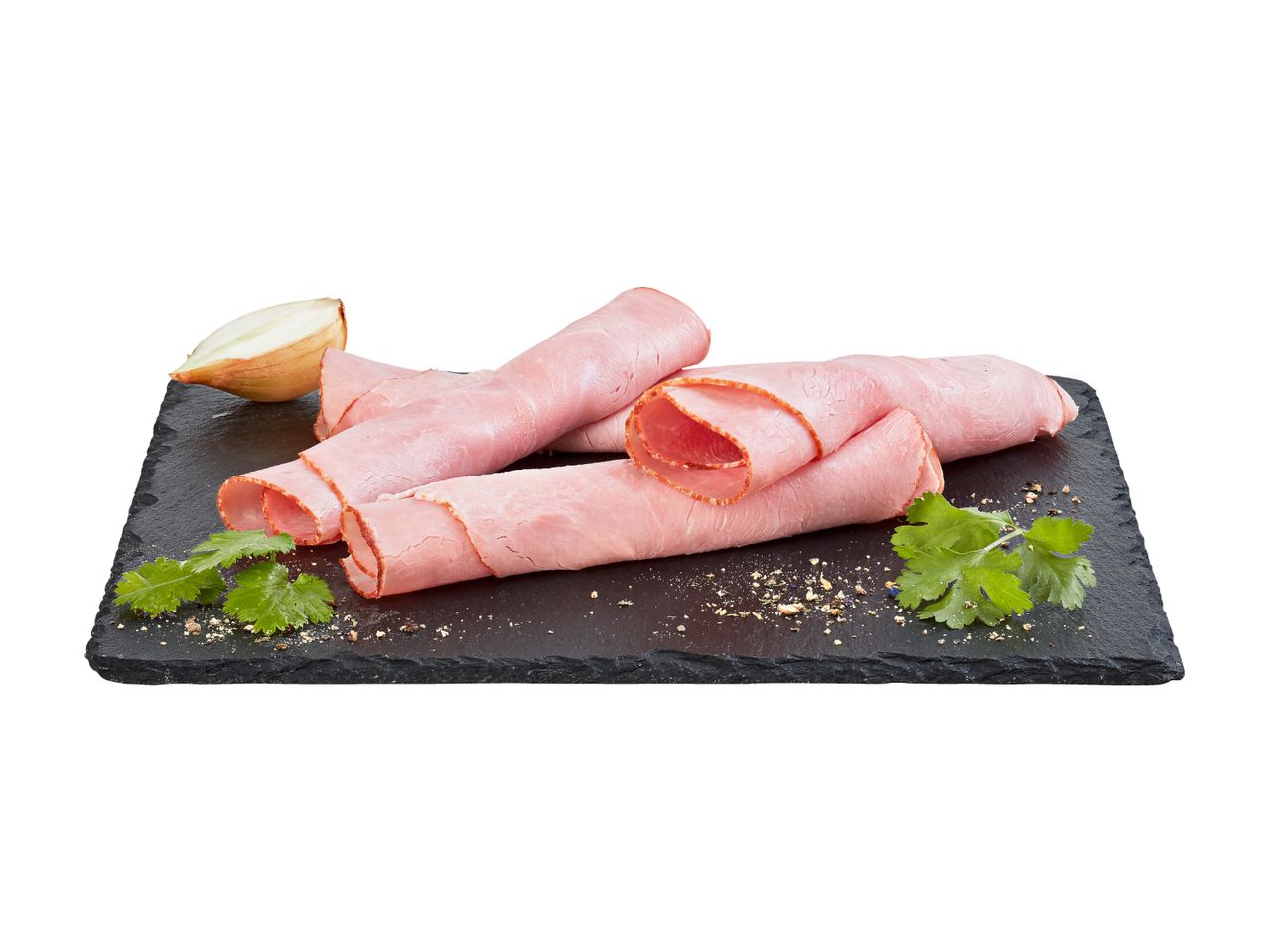 Schinkenscheiben auf schwarzem Schiefer mit Petersilie und Zwiebel.