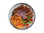 Cevapcici mit Reis, Erbsen, Paprika, Zwiebelringen, Kirschtomaten und Feldsalat