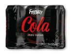 En seks-pak Freeway Cola Zero Sugar dåser i sort plastikemballage.