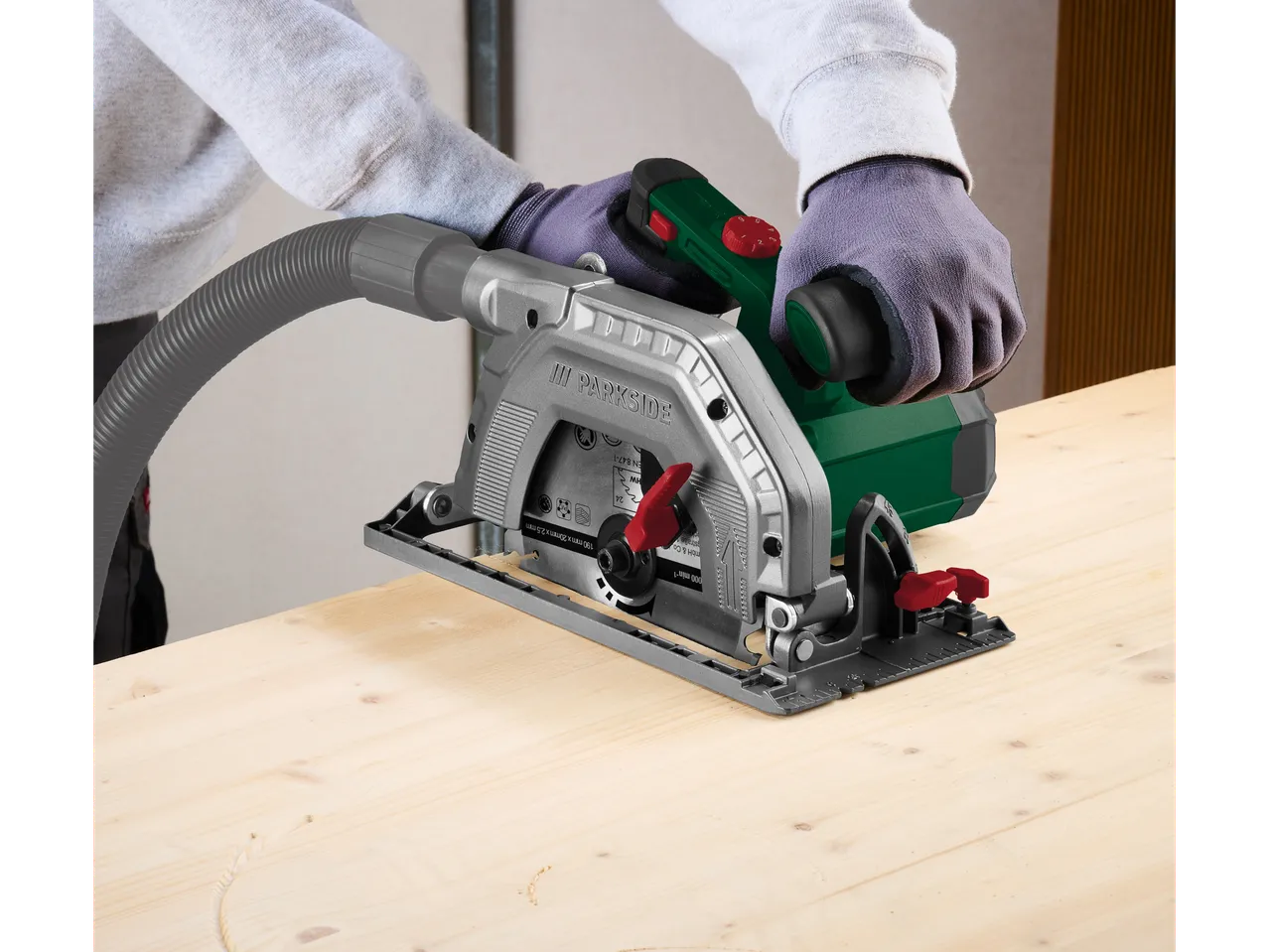 Go to full screen view: 1350W Circular Saw - Image 2