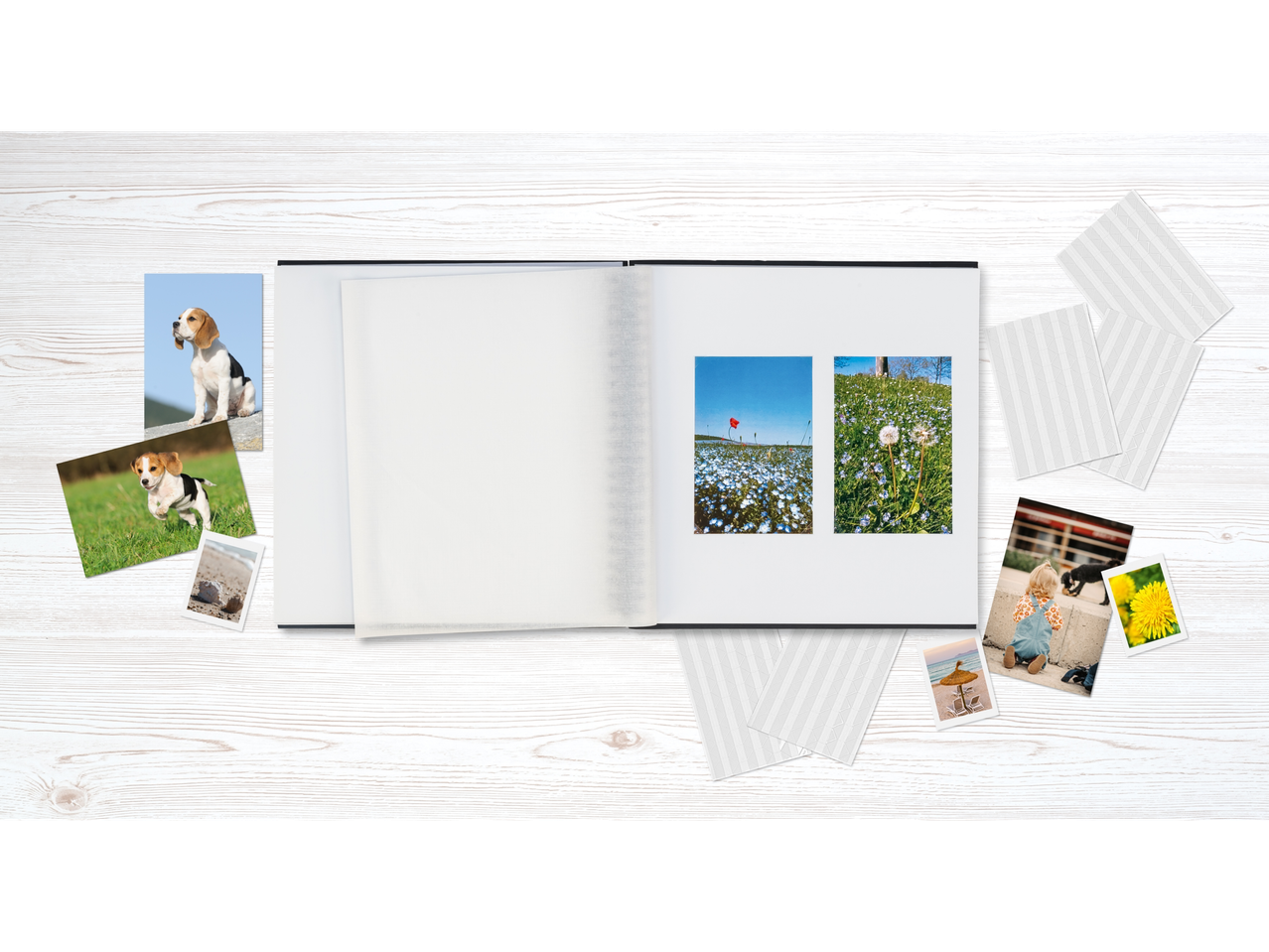 Álbum de fotos Crelando aberto com fotos e acessórios em uma mesa de madeira.