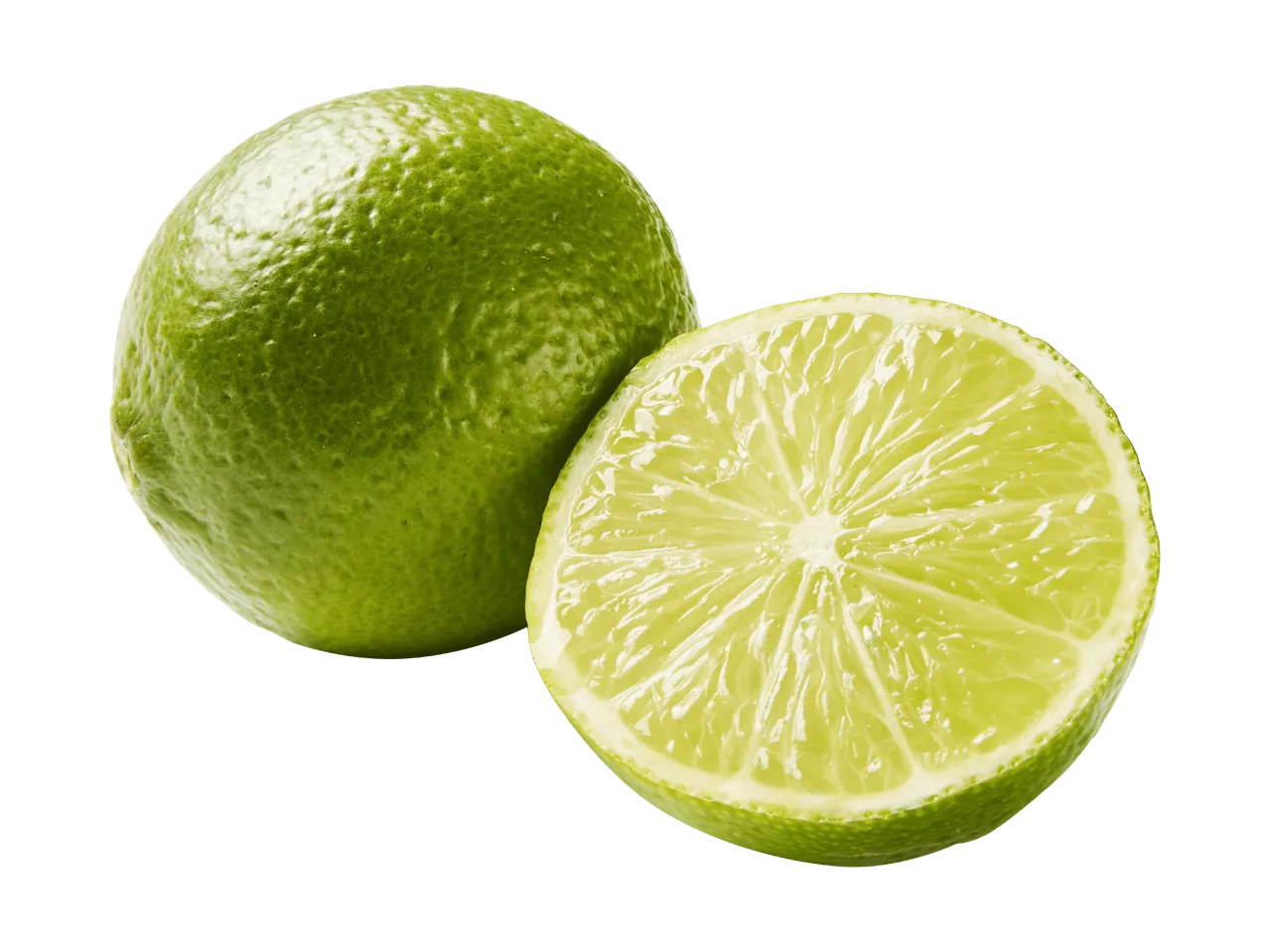 Eine ganze und eine halbe Limette vor schwarzem Hintergrund.