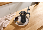 Espressor negru SILVERCREST pe o tavă cu o ceașcă și biscuiți pe un blat de lemn.