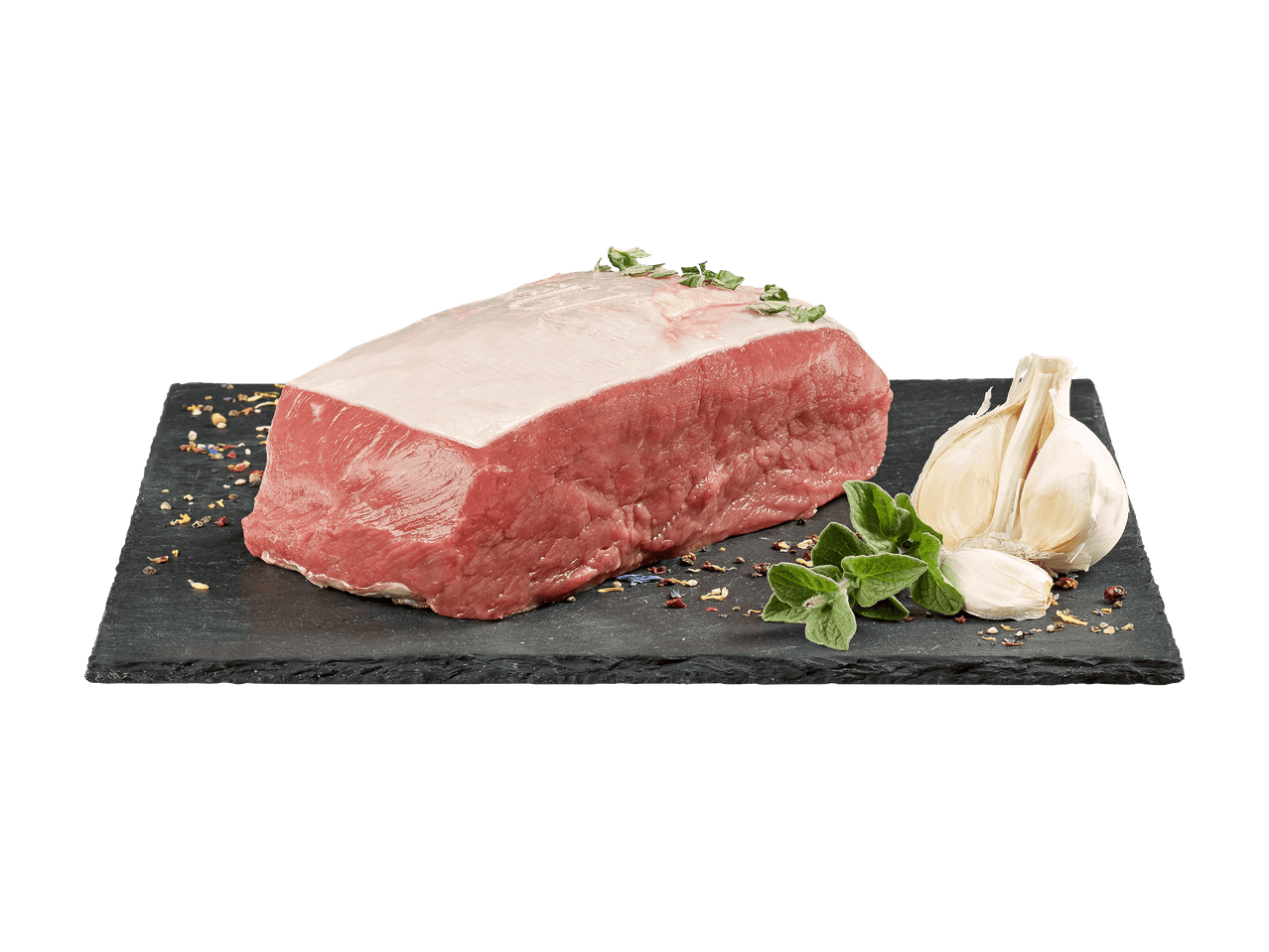 Longe de porc crue avec herbes, ail et épices sur une planche en ardoise.