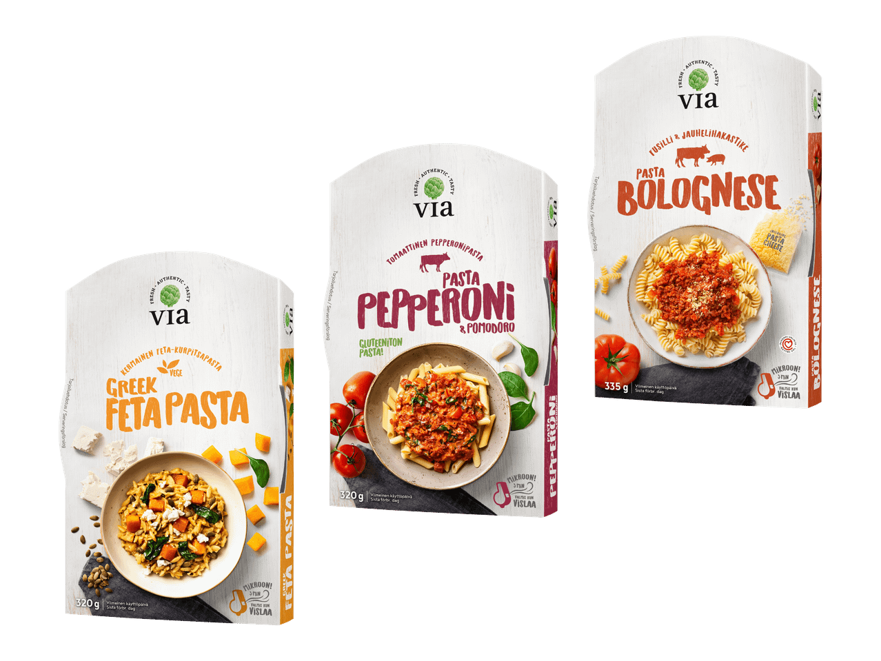 Kolme valmisruokapakkausta, joissa on kreikkalaista fetapastaa, tomaattista pepperonipastaa ja bolognesepastaa.