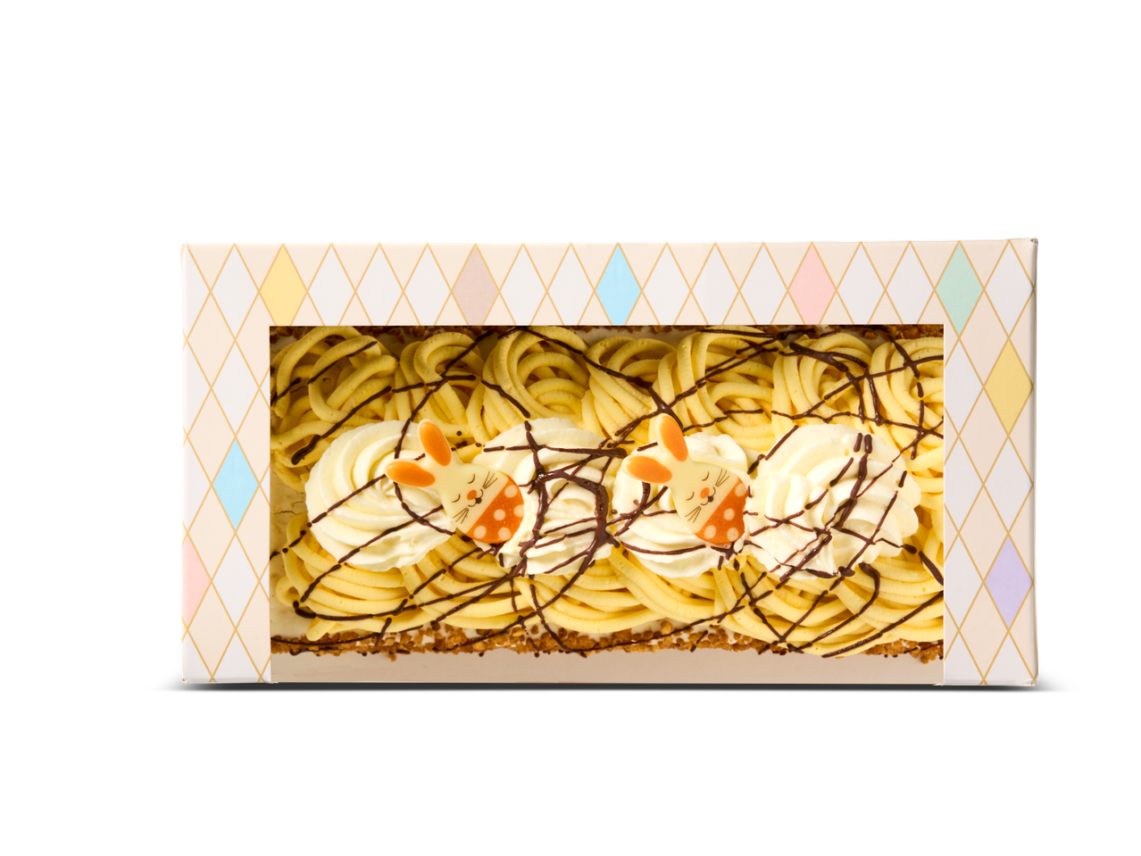 Slagroomschnitt met gele room, chocoladedruppels en twee paashaasjes in een ruitjesdoos.