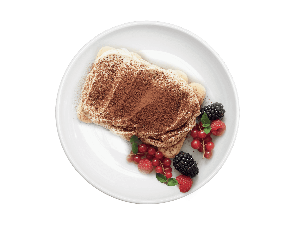 Tiramisu mit Kakao bestreut und frischen Beeren auf einem weißen Teller