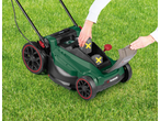 Mașină de tuns iarba PARKSIDE 40 V fără baterie, introducând bateriile în mașina verde