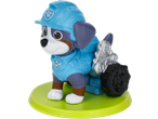 Figura de cachorro azul com capacete de construção e mochila prateada numa base verde.